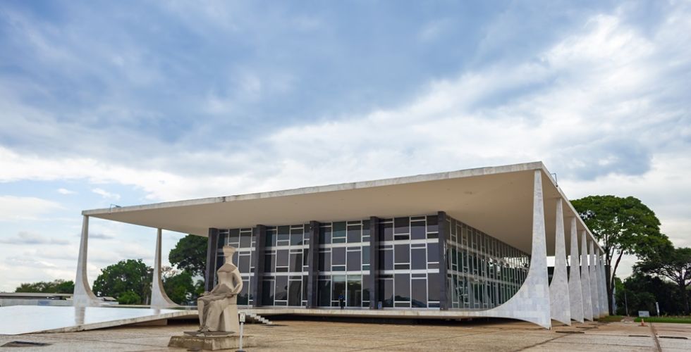 STF pode defender caminho do meio em relação à vacinação contra Covid-19