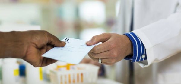 Do balcão à prescrição: como a indústria farmacêutica controla milhões de receitas médicas