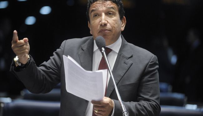 Ex-senador aconselha população a não tomar vacina contra Covid-19
