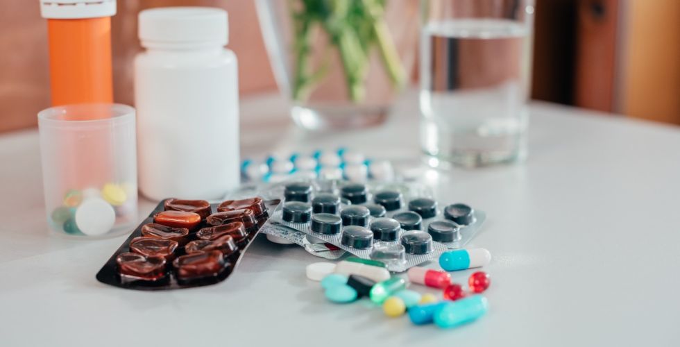 Automedicação com analgésicos pode agravar a dor e exige intervenção farmacêutica
