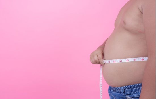 Estudo descobre que hormônio menos presente em pessoas obesas favorece coronavírus