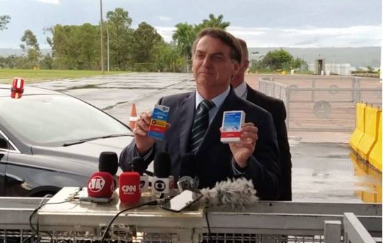 Bolsonaro toma hidroxicloroquina, mas não apresenta receita