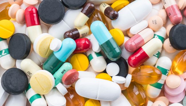Casos graves de intoxicação escancaram o perigo das prescrições irresponsáveis e do uso indiscriminado de vitaminas