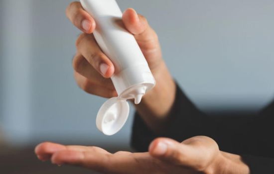 Creme antisséptico desenvolvido no Brasil inativa vírus da Mpox e suas variantes