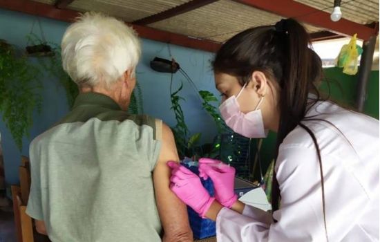 Alunos de farmácia se mobilizam para ajudar na vacinação de idosos
