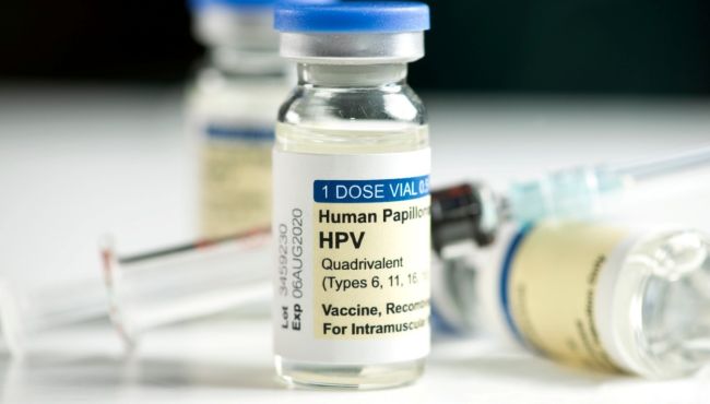 Vacina contra HPV praticamente zera mortes por câncer de colo do útero em jovens