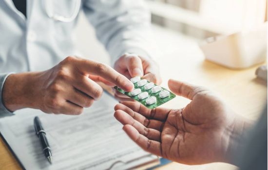 Posto usa auxiliar administrativa para cobrir férias de farmacêutico