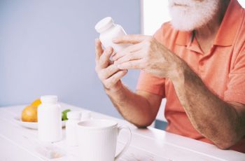 Alerta: 94% dos medicamentos prescritos a idosos aumentam risco de queda
