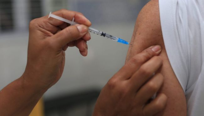 Pacientes recebem água destilada no lugar da vacina da gripe durante ação domiciliar