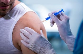 Covid-19: por que a vacinação para a mesma idade muda entre Estados
