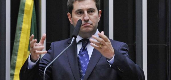 Congresso avalia redução de base de cálculo de tributos para farmácias