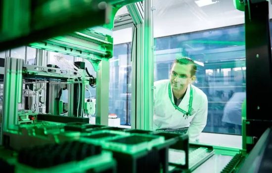 Robôs criam primeiro medicamento feito por Inteligência Artificial para testes em humanos