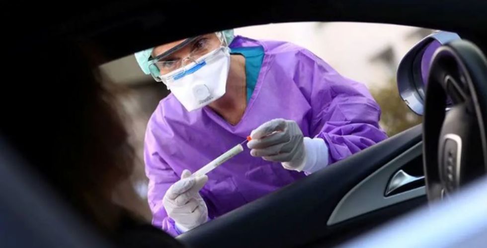 Covid-19: rede de farmácias faz teste rápido dentro do carro
