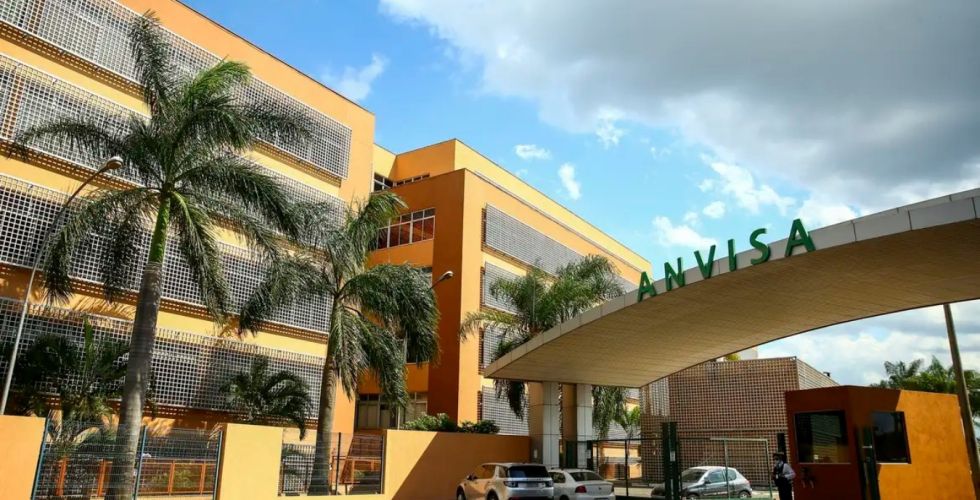Como os Eventos Adversos previstos em bula estariam sendo usados na Anvisa como munição contra magistrais
