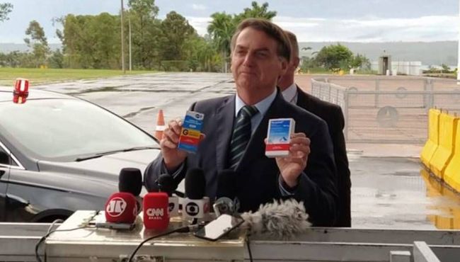 Bolsonaro toma hidroxicloroquina, mas não apresenta receita