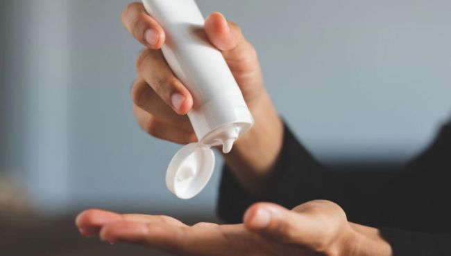 Creme antisséptico desenvolvido no Brasil inativa vírus da Mpox e suas variantes