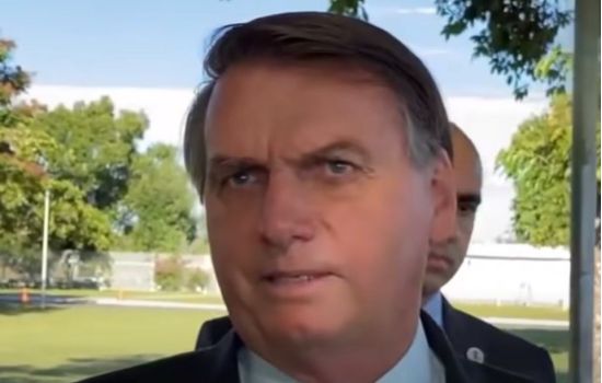 "Eu não vou tomar vacina e ponto final, problema meu", afirma Bolsonaro