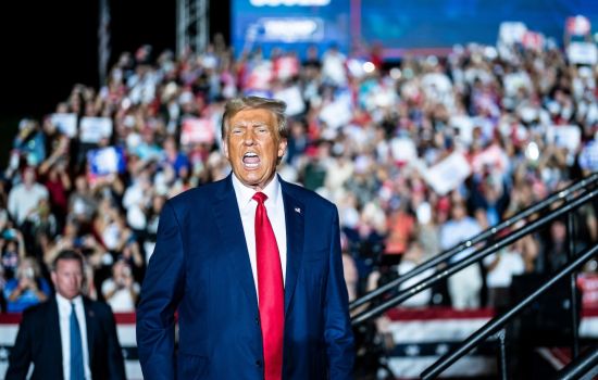 Trump interrompe distribuição de medicamentos anti-HIV e põe vidas em risco nos países pobres