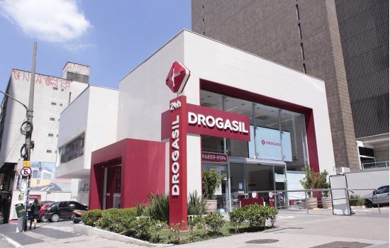 Alerta: Raia Drogasil começará vacinação gratuita contra Covid-19 em SP