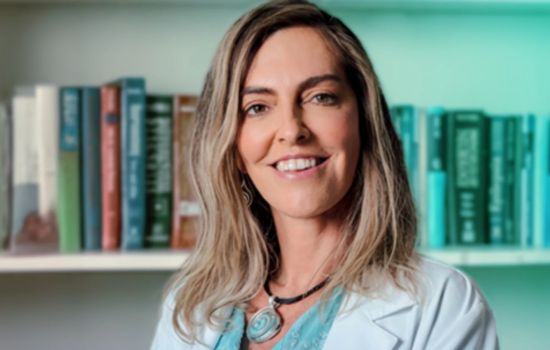 Tatiana Sampaio, pesquisadora da polilaminina, expõe gargalos entre pesquisa acadêmica e desenvolvimento de medicamentos