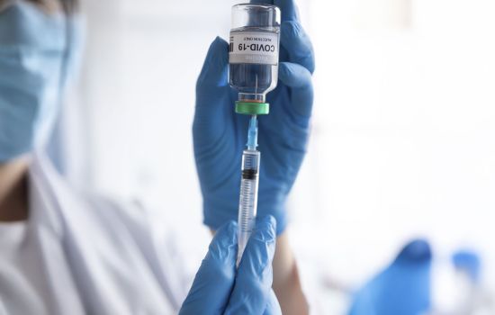 Vacinas de mRNA contra a Covid-19 podem ‘reprogramar’ o sistema imune e potencializar o tratamento do câncer