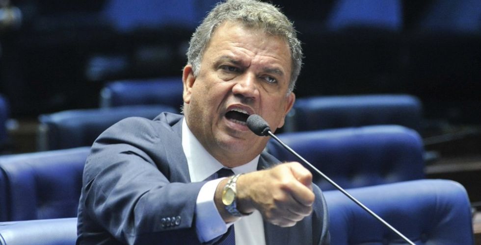 MIPs: Senador acusa farmácias de quererem faturar sem concorrência
