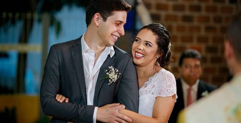 Em pandemia, farmacêutica encontra maneira de se casar sem aglomeração