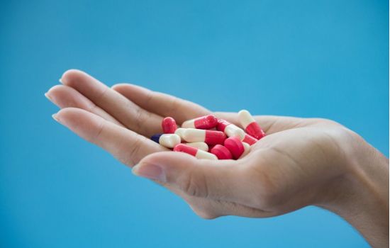 Indústria farmacêutica atrasa medicamento contra HIV para ganho financeiro