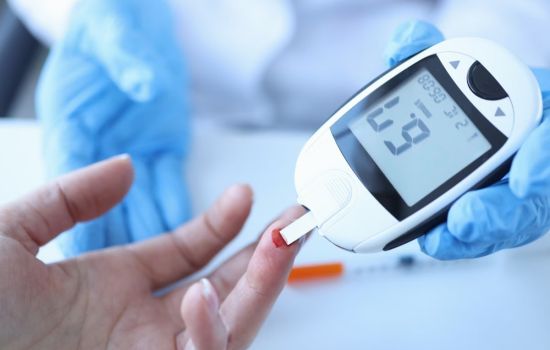 Falhas em glicosímetros levam à suspensão imediata em centro de saúde impactando mais de 50 mil pacientes