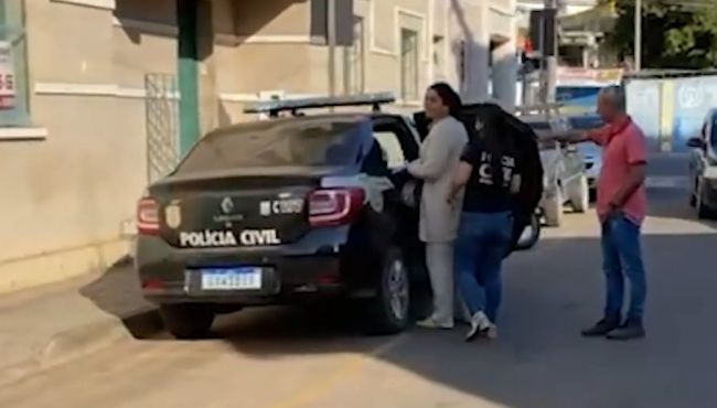 Farmacêutica conhecida como "rainha dos carecas" é presa por realizar transplantes capilares