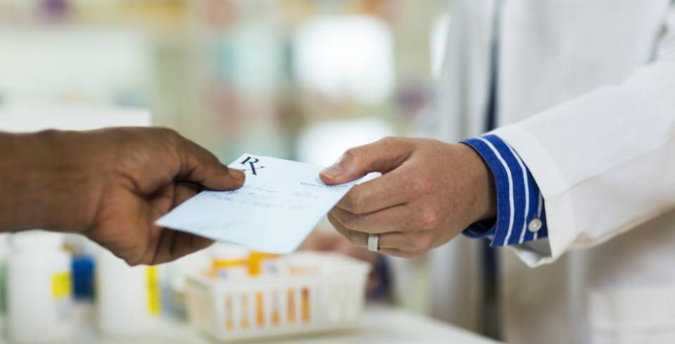 Do balcão à prescrição: como a indústria farmacêutica controla milhões de receitas médicas