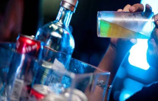Bebidas adulteradas com metanol geram alerta para farmacêuticos em todo país