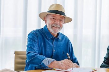 Sob pretexto de conter a inflação, Governo Lula avalia propostas controversas, incluindo a venda de medicamentos em supermercados