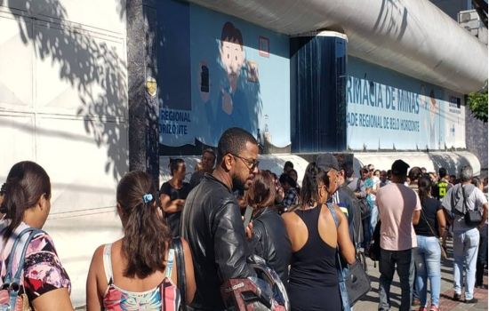 Coronavírus: Com farmácias lotadas, pacientes formam filas nas portas, veja fotos