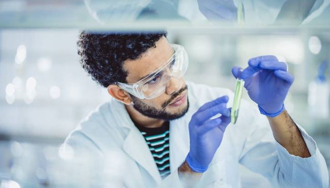 Cientistas descobrem medicamento capaz de bloquear transmissão do coronavírus