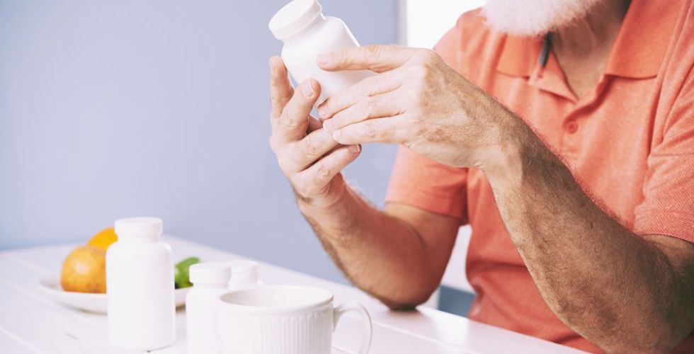 Alerta: 94% dos medicamentos prescritos a idosos aumentam risco de queda