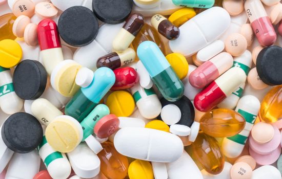 Casos graves de intoxicação escancaram o perigo das prescrições irresponsáveis e do uso indiscriminado de vitaminas