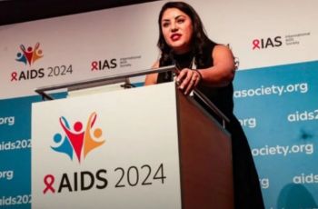 A farmacêutica Alícia Krüger é ovacionada em Munique ao defender acesso igualitário de pessoas trans aos serviços de saúde.