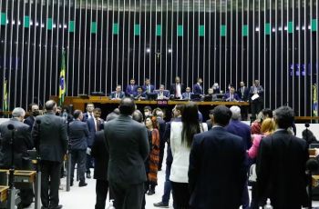 PEC que propõe fim da escala 6x1 e reduz jornada é protocolada na Câmara