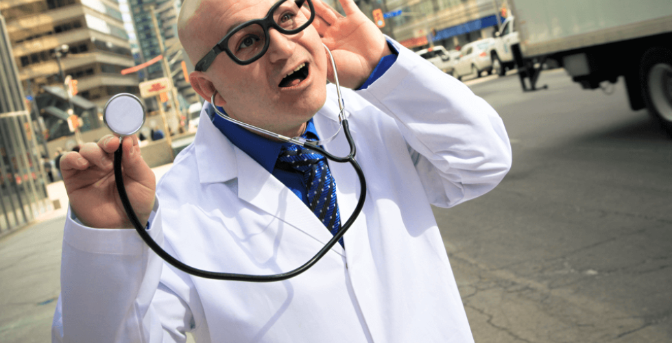 De jaleco branco na rua: Médico ou pipoqueiro?