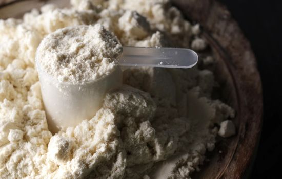 Anvisa aponta falhas em testes de creatina e whey em meio a disputa entre associações