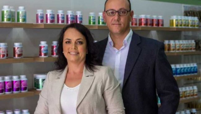 Casal de farmacêuticos fatura R$ 1,5 milhão com franquia de produtos