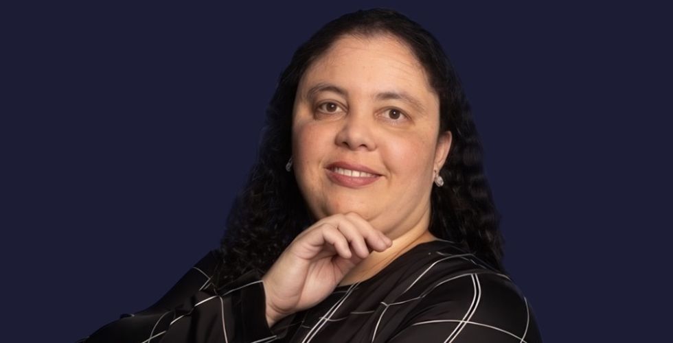 Servidora da Anvisa e professora do ICTQ, Adriane Oliveira discute o desenvolvimento de medicamentos biológicos e biossimilares