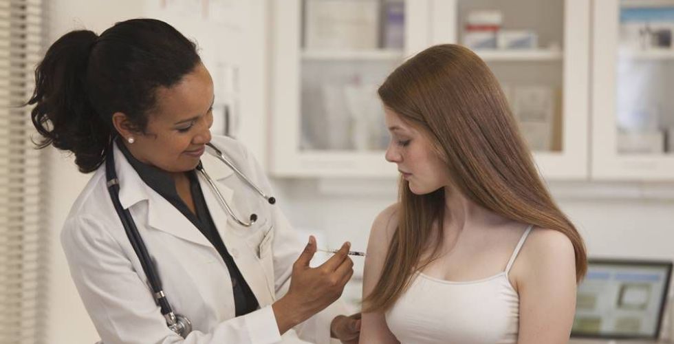 Quase 7 em cada 10 brasileiros acreditam em informações falsas sobre vacinas