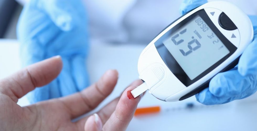 Falhas em glicosímetros levam à suspensão imediata em centro de saúde impactando mais de 50 mil pacientes