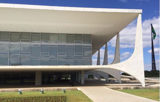 Governo cria grupo para estimular setor farmacêutico no Brasil