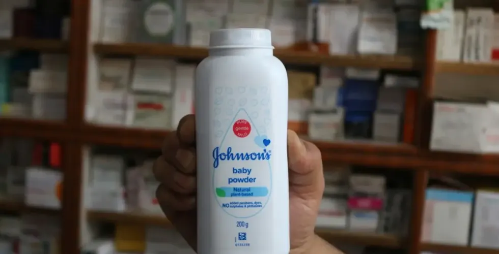 Johnson & johnson é condenada a pagar bilhões após caso de câncer ligado a talco