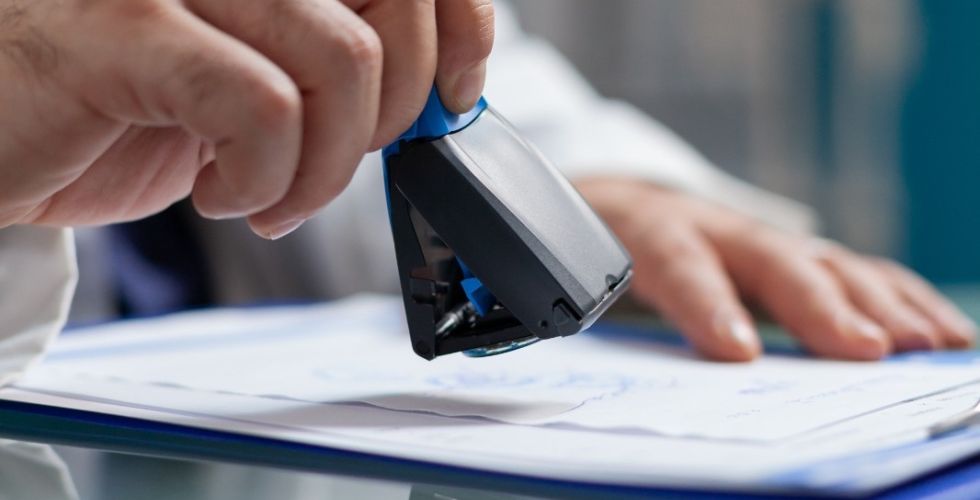 Nova lei pode exigir que médicos escrevam receitas de forma acessível e compreensível