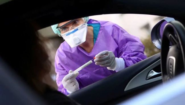 Covid-19: rede de farmácias faz teste rápido dentro do carro