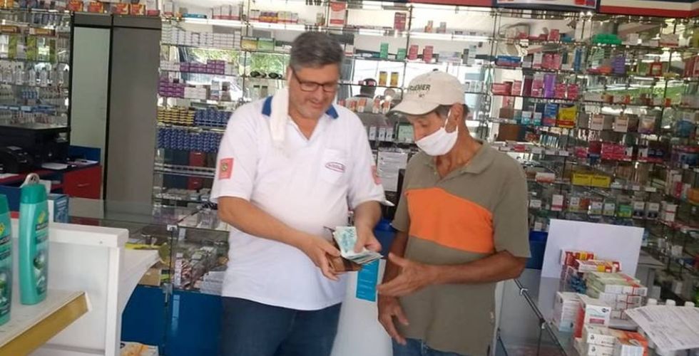 Farmacêutico encontra carteira com mais de mil reais e devolve
